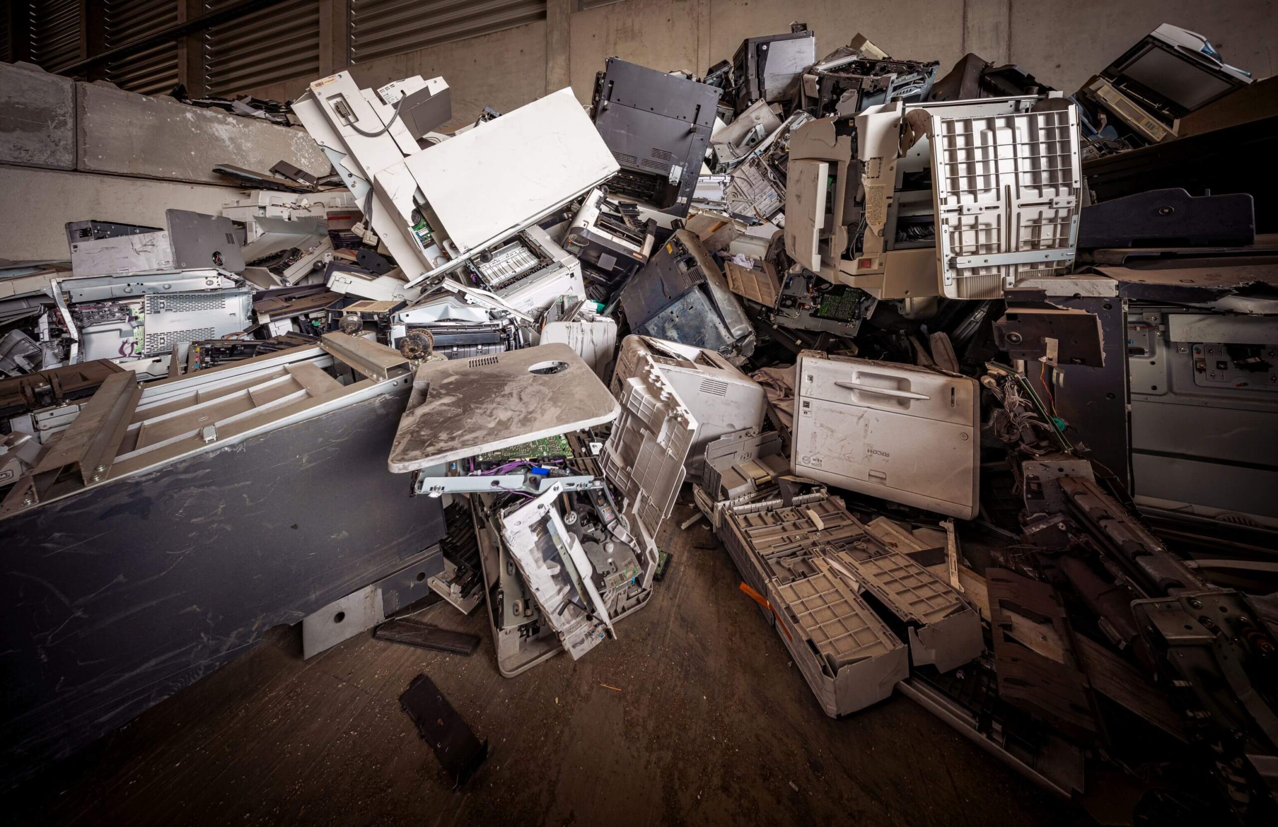 Ein Berg Elektroschrott ein einer Lagerhalle