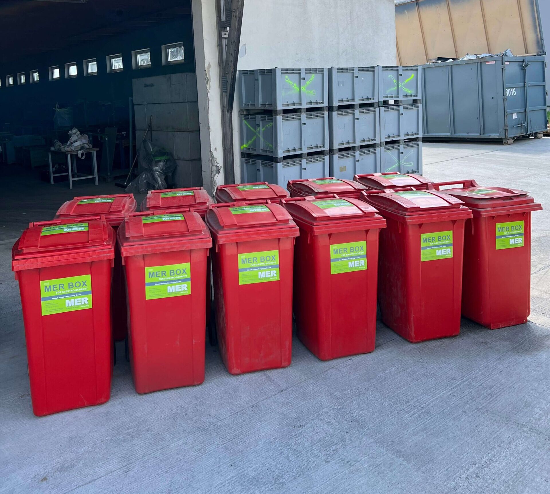 MER-Boxen vor einer Lagerhalle
