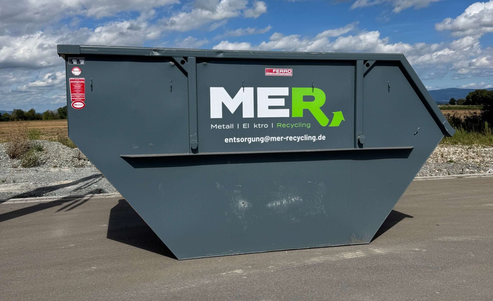 Absetzcontainer steht vor einem Feld