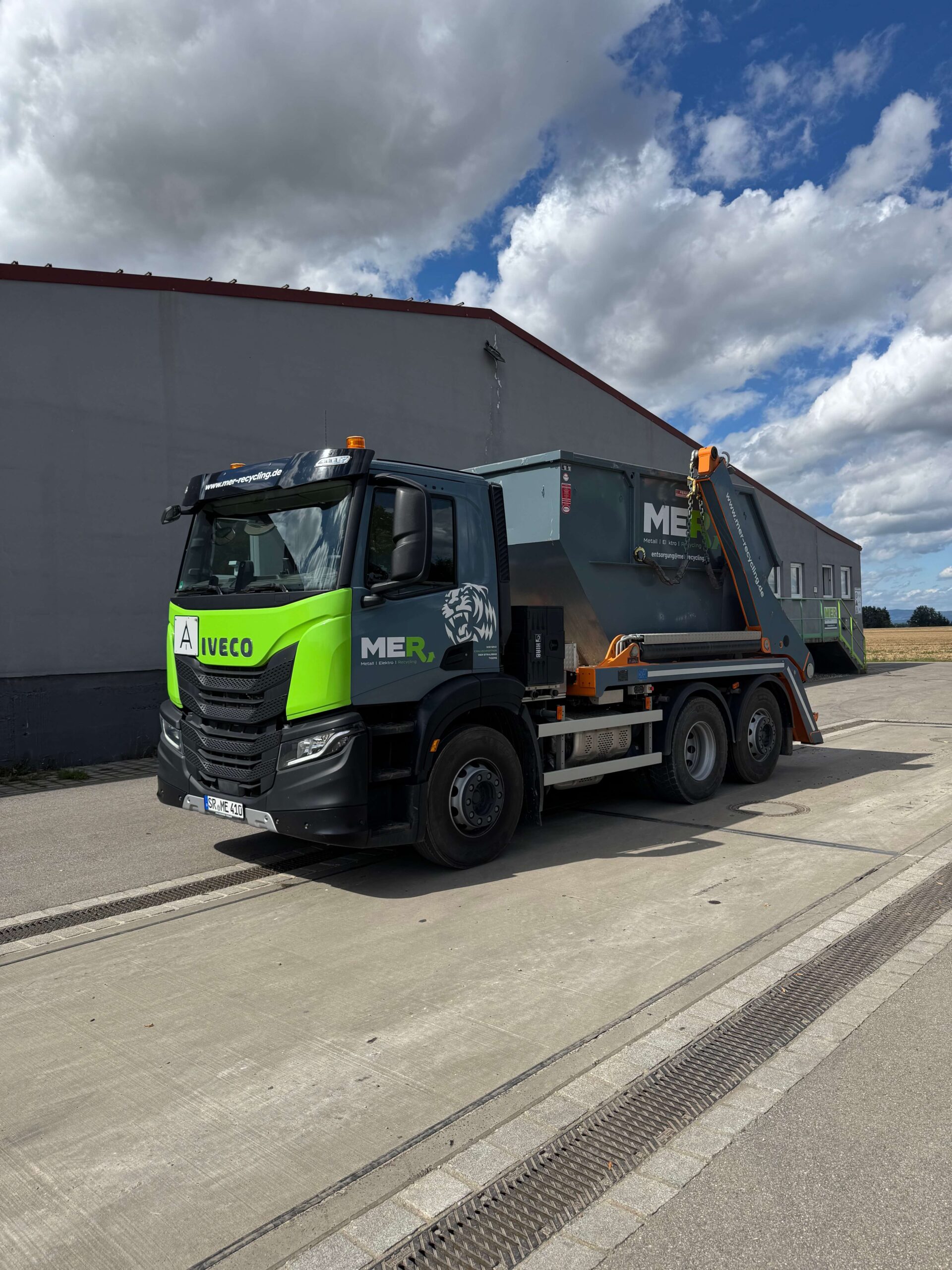 LKW steht vor einer Halle